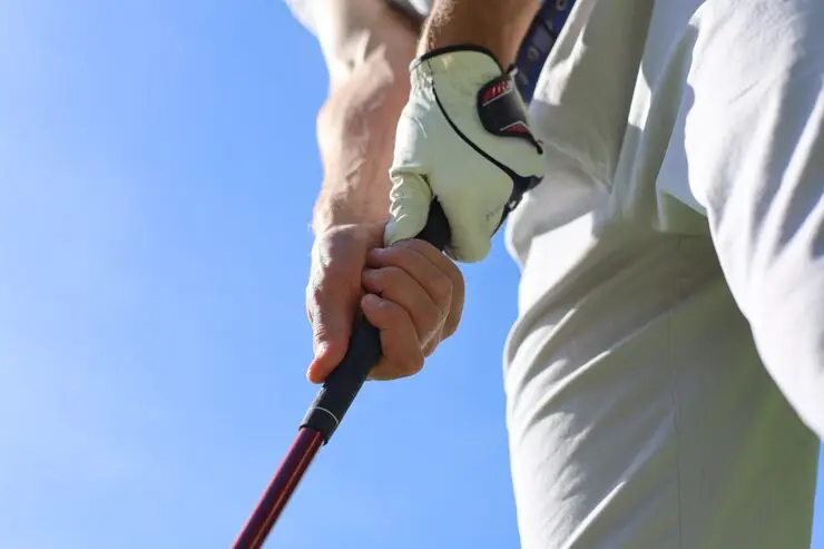 Three types of golf grip overlapping, interlocking, and ten-finger grip demonstrated for beginner and advanced golfers